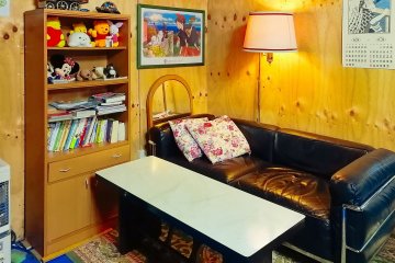 Sebuah sofa nyaman di ruang bersama