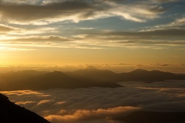 Cahaya matahari pagi yang keemasan di atas lembah