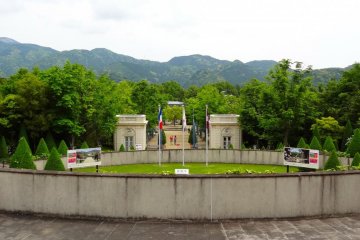 Pintu masuk utama ke Jardin de Bagatelle