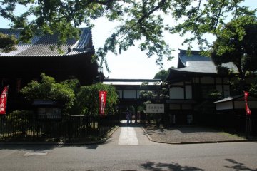 Coming in from JR Ueno Station, there are signs that will direct you to the temple. But keep a careful eye on them, as they may not be clear at times.