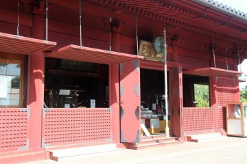 Enshrined in the temple is the Senju Kannon (Thousand Armed Goddess of Mercy) and the Kosodate Kannon (Goddess of Child-rearing). The latter is often visited by ladies who wish for children.