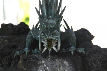 It really feels as if the dragon is blessing the water at the temizuya.