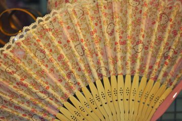 A beautiful Hello Kitty fan for summer
