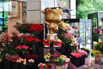The display outside of Questina
