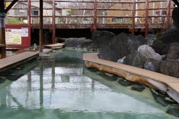 Yunokawa River foot spa