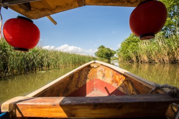 Berlayar melalui Hachiman-bori di atas sampan antik