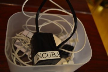 <p>Charger yang disediakan secara gratis untuk pengunjung</p>