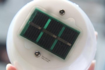 The 8.5 cm in diameter dome-shaped light is made up of a sensor, a solar panel, a battery and an LED light panel made by Panasonic. It takes 6 hours to fully charge the battery and it’s able to potentially power the LED light for up to 15 hours.