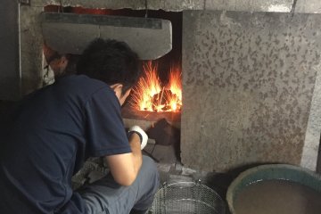 Artisan à l'atelier de Gyokusendo