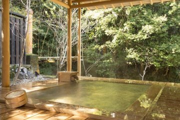 The private outdoor bath attached to the VIP room