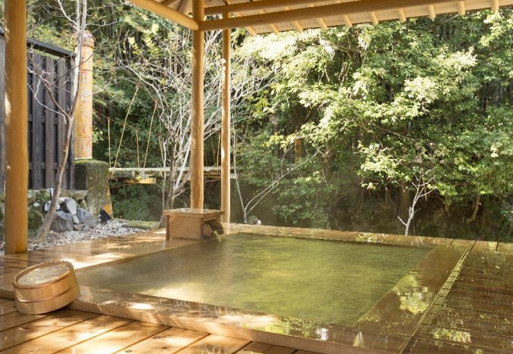 The private outdoor bath attached to the VIP room