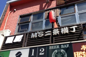 Seen from the street, the bar is in a small building with a surprisingly high number of bars and restaurants.