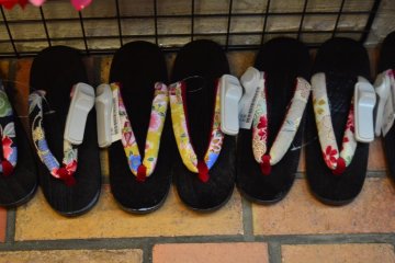 <p>Sandal tradisional untuk mengenakan kimono.</p>