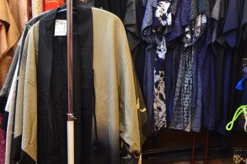 <p>Kimono berwarna gelap untuk pria.</p>