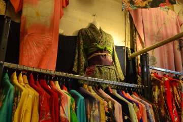 <p>Kimono untuk perempuan dengan warna-warna yang lebih cerah.</p>