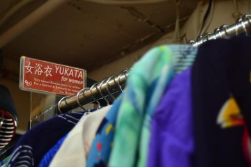 <p>Yukata, kimono kasual yang biasanya digunakan saat musim panas.</p>