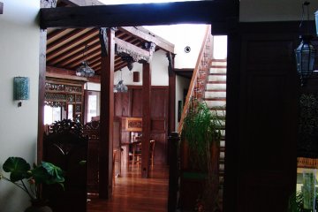 <p>Interior yang menampilkan balok kayu yang indah</p>