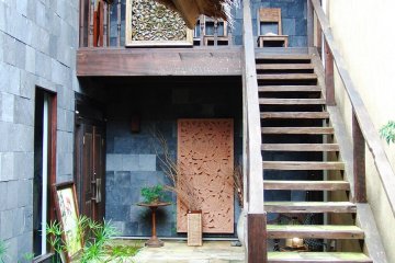 <p>Ubin di jalan menuju toko hiasan</p>