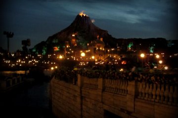 At night the park lights up, and the evening show starts!