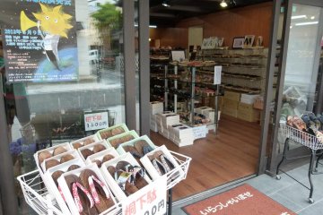 Toko bakiak kayu geta dan sepatu tradisional Jepang yang menawan