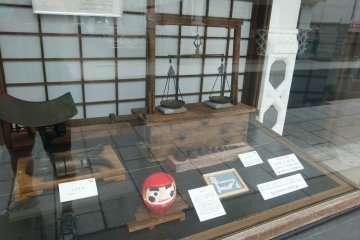 Sebuah museum dengan banyak barang antik dalam segala bentuk, bahan, dan tujuan