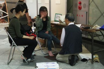 This free experience workshop helps participants understand what kind of shoes are best for them because of how they walk and put pressure on their feet.