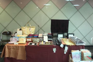 One of the shops that did not sell anything related to leather. The focus was on obis and items made from the stiff obi fabric, like purses and card holders.
