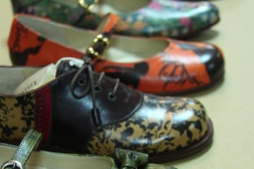All kinds of designs and patterns for men's, women's, and children's shoes are available.