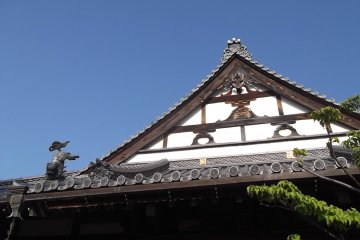 Decoration on the roof at Ryuko-ji
