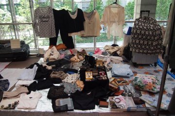 All the items are displayed on mats and racks brought by the sellers themselves, so stall sizes vary.