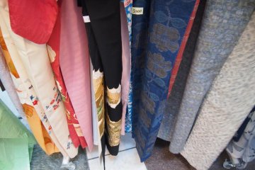 The secondhand kimonos sold here usually have stains, so check each garment carefully before buying it! Some can be hidden, but others were quite obvious, like on the sleeves.