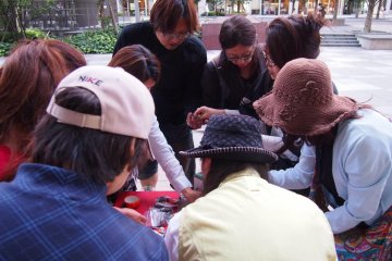 As it gets closer to 4 pm, some stalls start slashing prices and others start to pack up their wares. It's probably best to arrive by 11 or 12 if you want to browse the stalls leisurely.