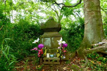 Chigo-zuka on the way: The grave of a child who was carried off by an eagle
