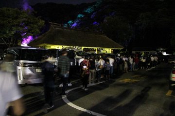 Entry queue at the time of the opening, it grew steadily until the closing time!