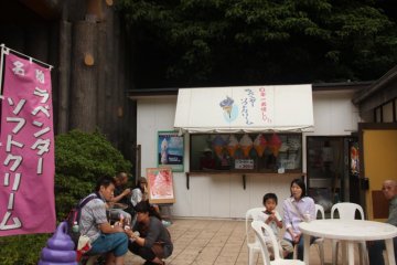 Upon entering the park, there is an ice-cream shop and a souvenir shop on the right, then there’s a restaurant up the hill on the left (not seen in photo).