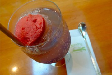 <p>Enjoying the "Here Comes the Sun" Creamed Soda made with blood-orange sherbet and a straw made out of real straw, &yen;580</p>