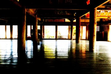 El interior del Salon Senjokaku, junto al Santuario Itsukushima. Se construyó para albergar una biblioteca Budista, aunque la construcción se detuvo cuando su benefactor, Hideyosho Toyotomi, murió. El salón permanece aún si terminar.