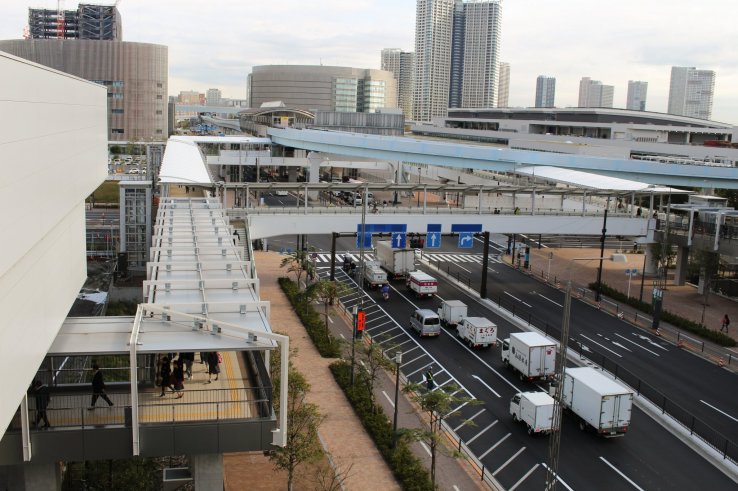 Covered walkways lead directly from Shijo-mae station to all 3 market buildings – visit them in any order.