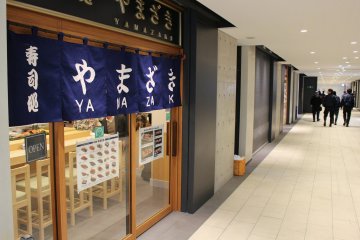 The restaurant area contains half a dozen restaurants – all open early in the morning.