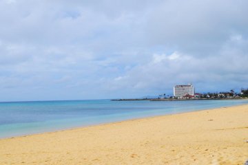Clear water and soft sand at Moon Beach