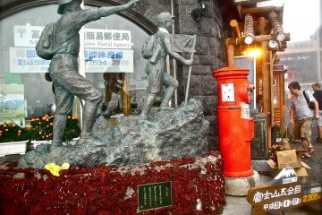 <p>Hiker statues at the Subaru Line 5th Station provides a photo opportunity inclusive of a sign with date &amp; altitude level</p>