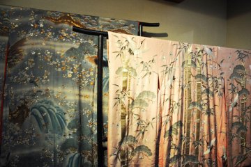 Beberapa kimono indah di museum. Berbagai corak kain benar-benar mengesankan.
