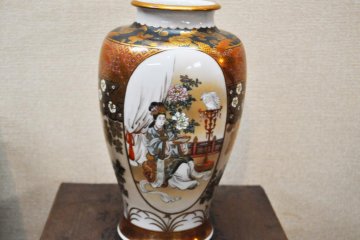 Vas di museum penuh dengan karya seni yang indah