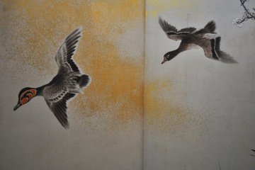 Lukisan burung di kasa pintu tradisional