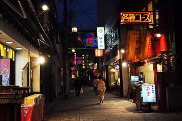 <p>Jalan remang-remang memberikan atmosfir yang luar biasa</p>