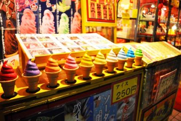 <p>Banyak sekali es krim rasa berbeda untuk dipilih</p>