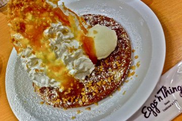 This is the Special Waffle topped with coconut ice cream, orange marmalade & whipped cream, with a sprinkle of powdered sugar and macadamia nuts, ¥1,100