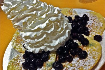 Scrumptious Blueberry Whip Cream w / Nuts pancakes, ¥1,150
