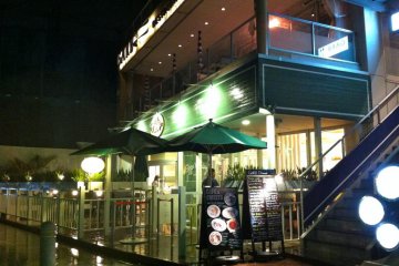 Eggs 'n Things storefront in Shonan Enoshima at night. Other locations are Yokohama (Yamashita Park) and Harajuku.