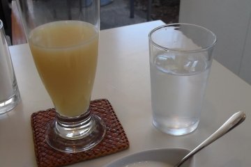 <p>My juice and dessert</p>